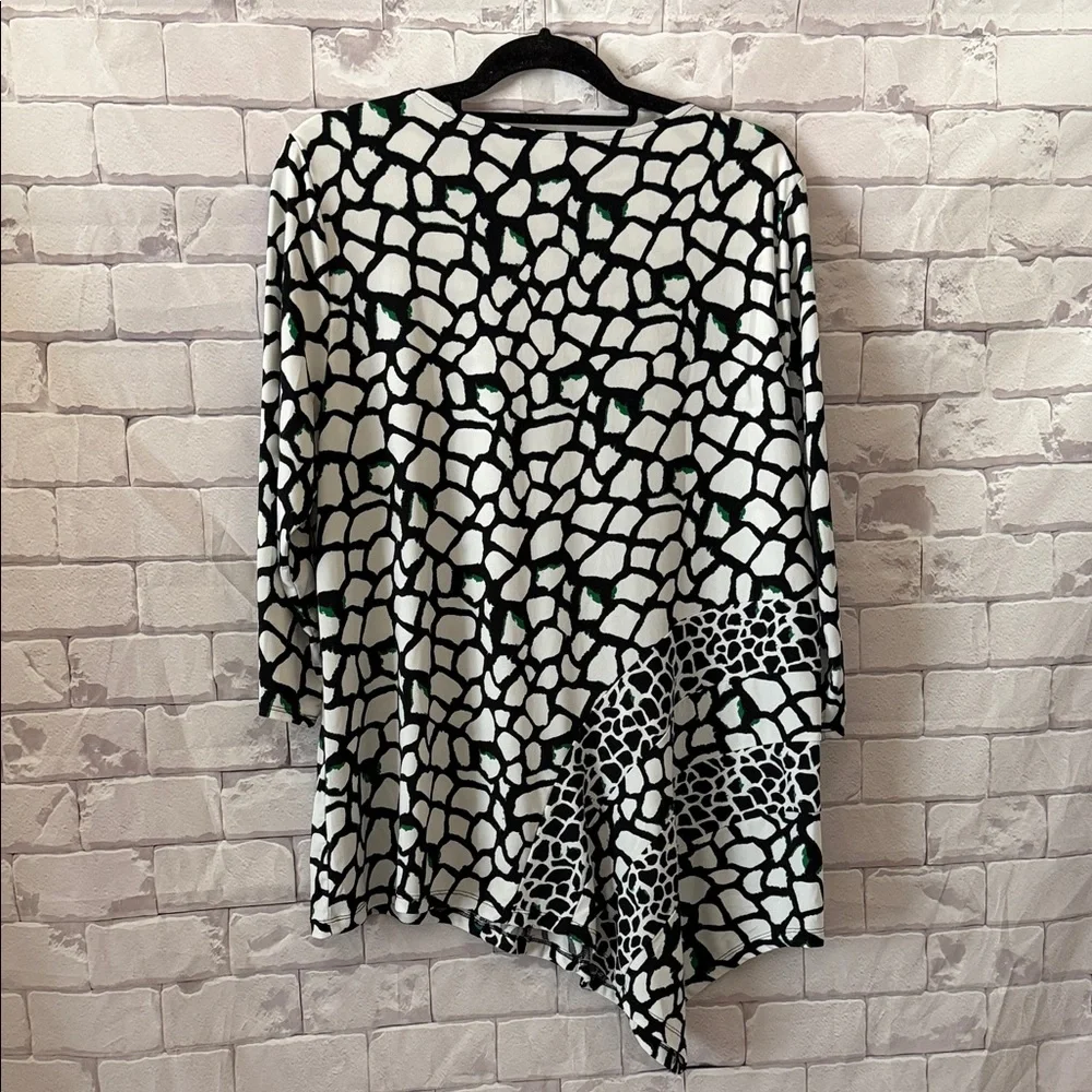 Alfani Black, White & Green Abstract Mosaic Asymmetric Tunic Top - Picture 6 of 6